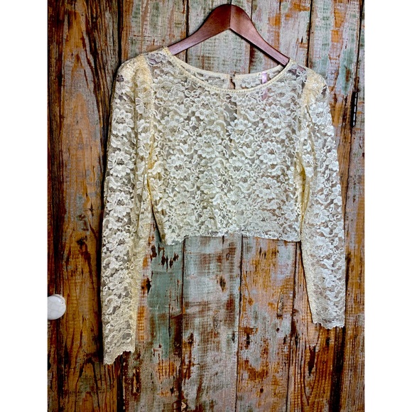 90’s VINTAGE Cropped Lace Top 🦪 - Picture 3 of 9